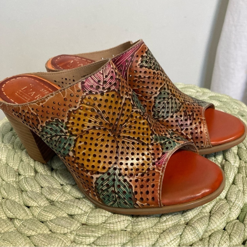 L’Artiste Spring Step Stylin Tan Floral Perforated Peep Toe Slip On Heel Mules - Picture 2 of 8